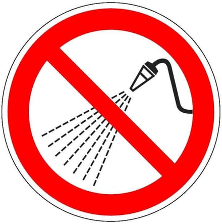 Niet besproeien met water sticker - ISO 7010 - P016 150 mm
