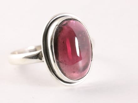 Ovale zilveren ring met granaat - maat 18