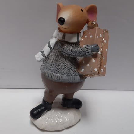 Beeldje winterse muis met grijze trui met 1 groot cadeau 17cm