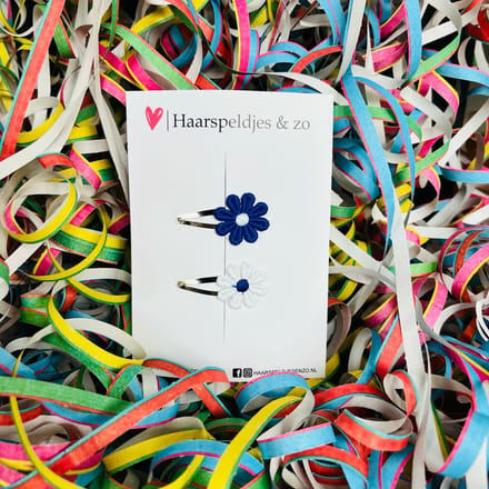 Blauw/wit (witte) madeliefjes op klikklakspeldjes - carnaval - haaraccessoires — 4 cm speldjes