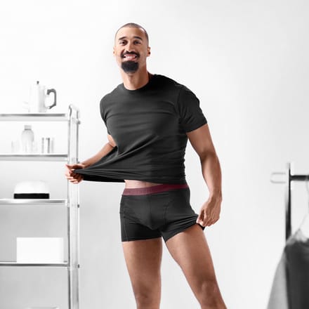 FlexFeel | Zwarte katoenen boxershort met karmozijnrode tailleband