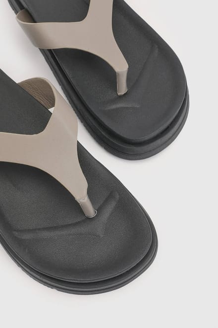 boohoo Dames Dikke Platform Teenslippers | Taupe | Maat: 39