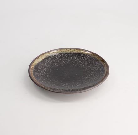 Tokyo Design Studio - Yuteki Kosui Gebaksbord - Zwart - Ø 16,7 cm - Keramiek