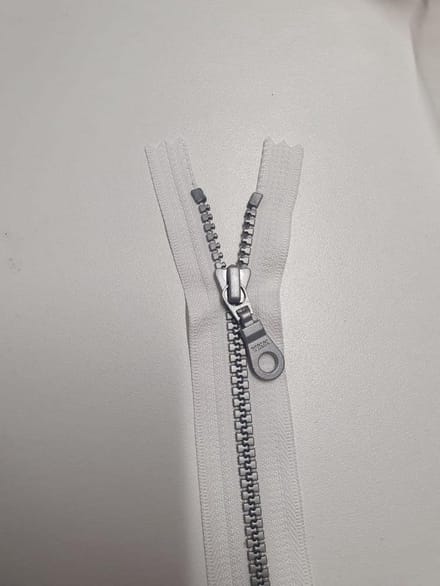YKK ritssluiting bloktand, niet-deelbaar, Wit, reflecterende Bloktandjes, 20 cm, per stuk.