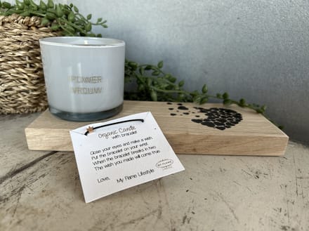 Creaties van Hier - Geurkaars Powervrouw op houten plankje met armband - Moederdag