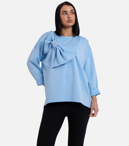 Blauwe oversized trui met contrasterende strik aan de zijkant