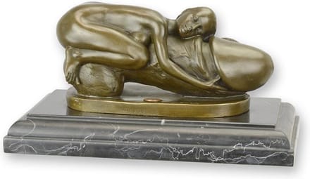 EEN BRONZEN BEELD VAN EEN VROUW DIE EEN FALLUS OMHELST