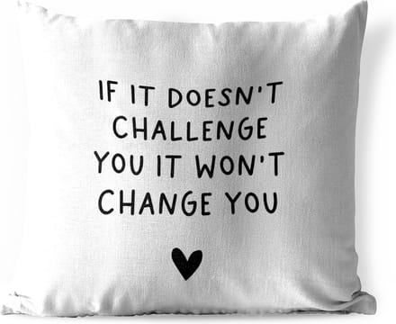 Sierkussen Buiten - Engelse quote "If it doesn't challenge you it won't change you" tegen een witte achtergrond - 60x60 cm - Weerbestendig