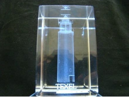 3D Lasergravure Vuurtoren Eierland Texel – 8 x 5 x 5 cm – Glasblokje met Geschenkdoosje