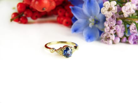 ring in geel goud gezet met blauwe saffier en diamant
