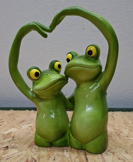 Verliefd Kikkers Koppel – Hart Gebaar – Decoratiebeeldje - 20cm hoog - polyresin - polystone - Decoratie - Woonaccessoires - Beeld