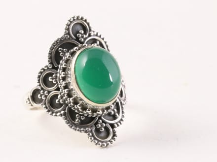 Bewerkte zilveren ring met groene onyx - maat 16.5