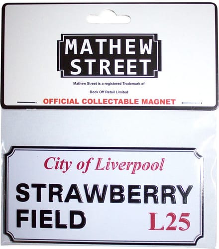 - Strawberry Field Liverpool Sign Embossed Koelkastmagneet - Wit