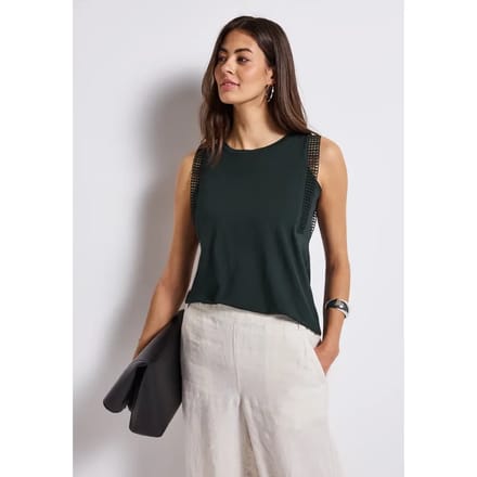 Top met gehaakte details