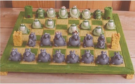 Paolo -Chiari - Schaakspel - muizen - tegen - kikkers - schaakbord - polystone - schaken