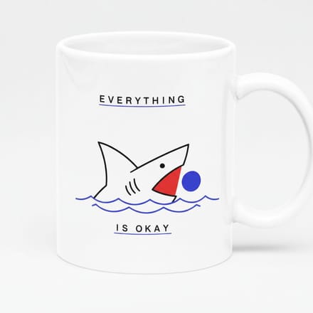 Everything Is Okay Haai Witte Mok 330ml – Grappige Cartoon Haai Design Koffiebeker
