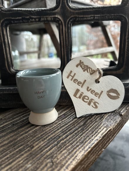 Creaties van Hier - Sojakaars in eierdop Happy Day met houten hartje - 6 cm - Keramiek
