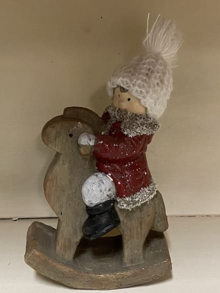 Kerstbeeldje jongen op hobbelpaard - Rood - polyresin - 16x11x5cm - Kerstdecoratie