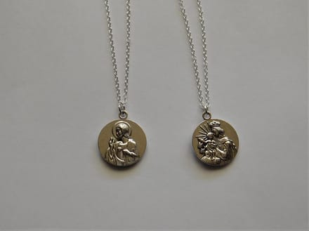 Ketting met hanger Jezus en Maria zilver plated verzilverd.