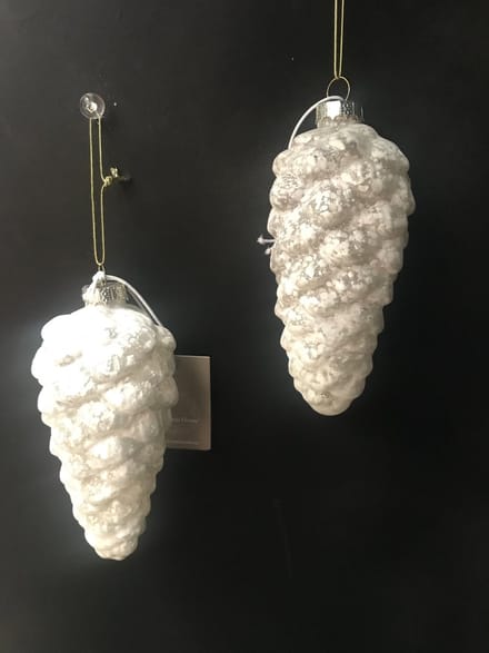 Set van 2 ornamenten in glas besneeuwde dennenappels kerstboomhanger