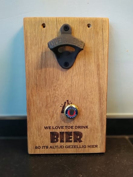 Magnetische Bieropener met tekst – Eikenhout – 25 x 13cm