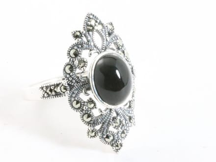 Opengewerkte zilveren ring met onyx en marcasiet - maat 19.5