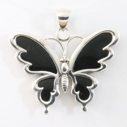 Zilveren vlinder hanger met zwarte schelp