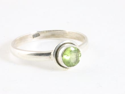 Fijne ronde zilveren ring met peridoot - maat 18