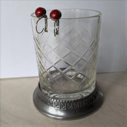 M-apART-RVS-oorbel-rood-glas