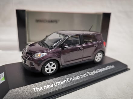 Toyota Urban Cruiser 2009 Paars Metallic 1-43 Minichamps