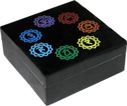 Zeepsteen Doos Zeven Chakra Symbolen in Cirkel 10x10 cm.