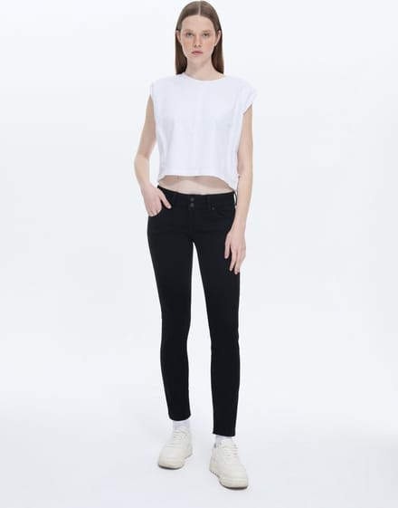 MOLLY - BLACK TO BLACK WASH