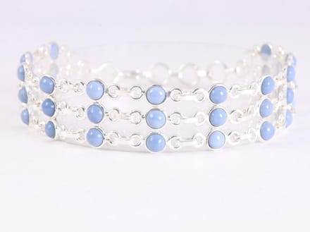 Brede zilveren schakelarmband met blauwe opaal