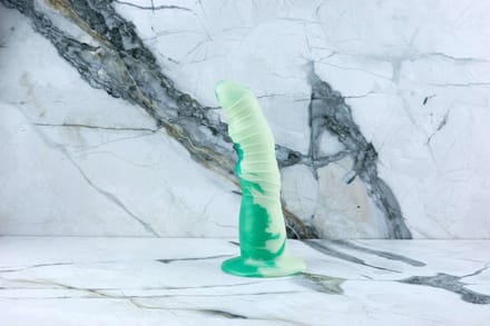 Ylva & Dite | Handgemaakte Groene Dildo met Zuignap | Rhea