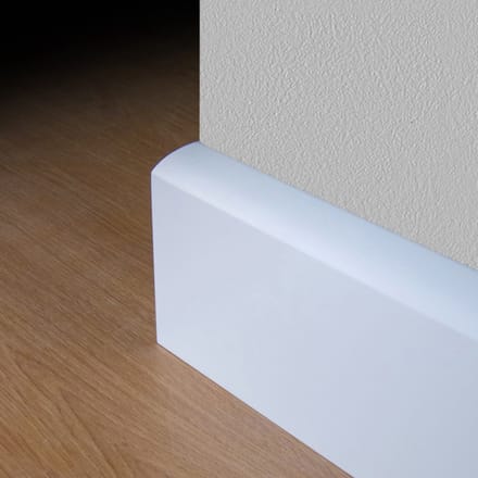 MDF Koloniale plint 58x22 wit voorgelakt RAL 9010 - Per 5 stuks 2,4m
