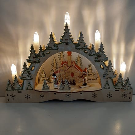 Houtsnijwerk kersttrap - kerstboog winterdorp met kerk color
