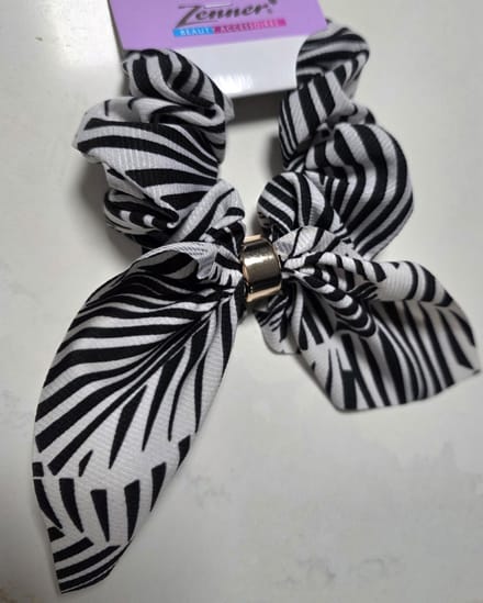 Zenner - scrunchie met strik en gouden ring - zwart wit gestreept - zebra