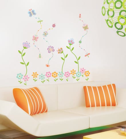 Decoratieve muurstickers met tuinbloemen en vlinders