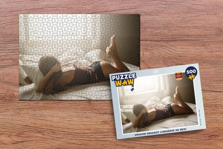 Puzzel Vrouw draagt lingerie in bed - Legpuzzel - Puzzel 500 stukjes