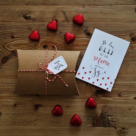 Crest chocolade Moederdagcadeau - Cadeaudoosje met wenskaart en chocolade harten - Voor Mama