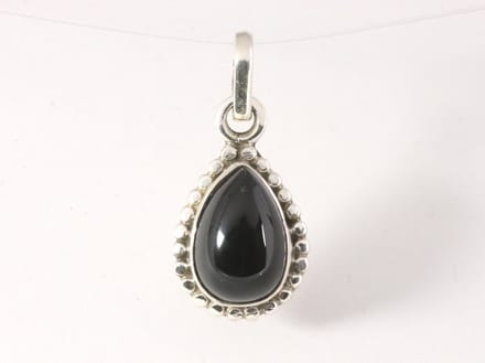 Fijne bewerkte druppelvormige zilveren hanger met onyx