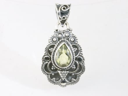 Traditionele bewerkte zilveren hanger met citrien