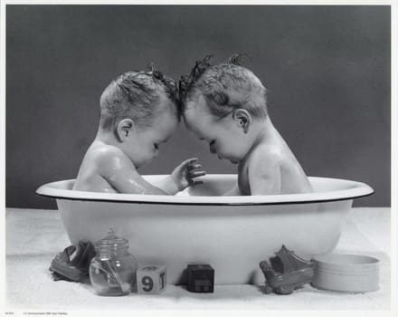 Mini zwart-wit poster - Babies in Bath - H.  Armstrong Roberts - 24x30 cm