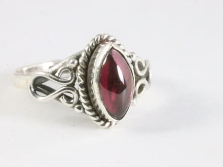 Fijne bewerkte zilveren ring met granaat - maat 17