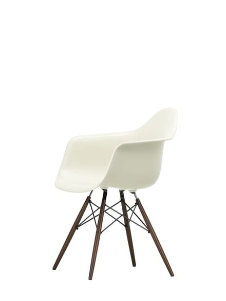Vitra DAW Eames Plastic Armchair - kiezelsteen RE - donkere esdoorn