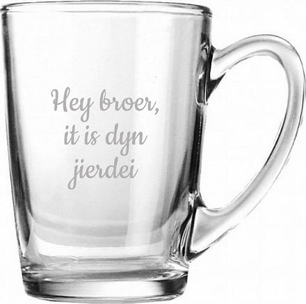 Theeglas gegraveerd - 32cl - Hey broer it is dyn jierdei