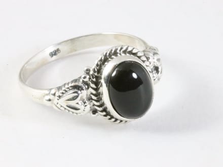 Bewerkte zilveren ring met onyx - maat 19