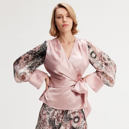 Cross Heart Top met bloemenprintmouwen