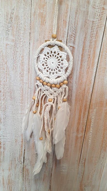 Dromenvanger wit gekleurd macrame met naturel kralen ±10cm