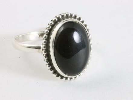Bewerkte ovale zilveren ring met onyx - maat 17